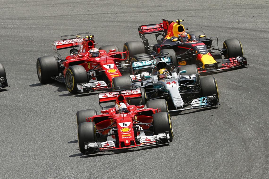 Imagen Un duelo que promete repetirse durante toda la temporada: La Ferrari N°5 de Vettel vs la Mercedes N°44 de Hamilton.