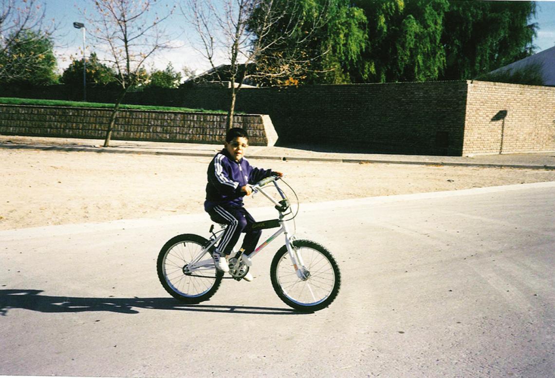 Imagen Andando en bicicleta, de chiquito, aunque parezca increíble. Lo hacía acompañado de sus amigos y sin tener miedos exagerados.