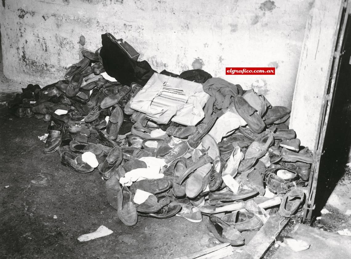 Imagen Zapatos y zapatillas apilados en el lugar donde sus dueños perdieron la vida. 