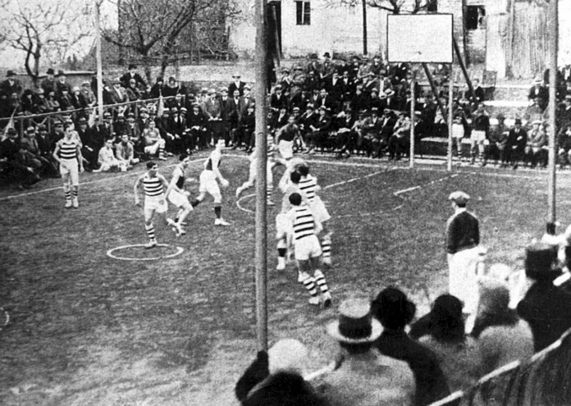 Imagen Campeonato Argentino de Básquetbol 1928. 1ra edición. En el primer partido Santa Fe superó por 18 a 17 a Córdoba.