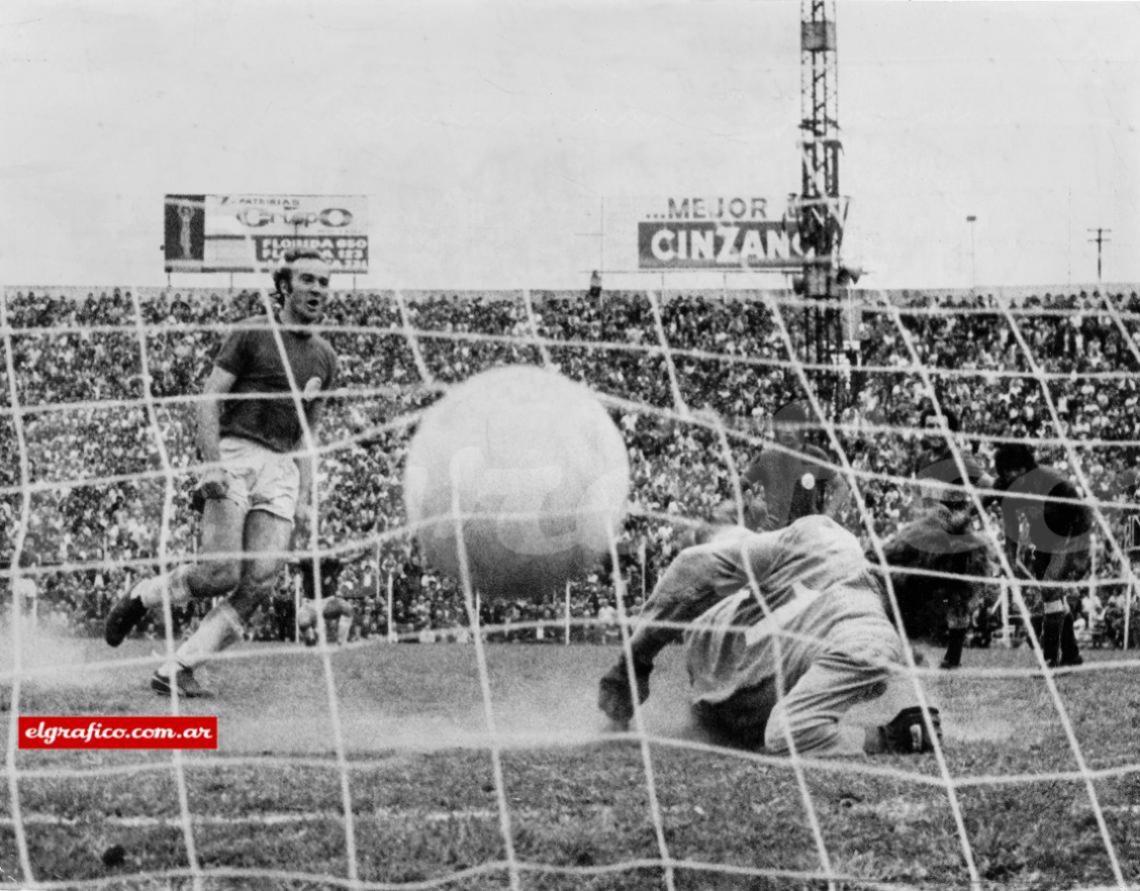 Imagen 1975. Héctor Scotta vence de penal a Biasutto y convierte el tercer gol de San Lorenzo que vence a Boca 3 a 1 en el Gasómetro. El “Gringo” superó ese año el récord de goles en una temporada de Arsenio Erico.