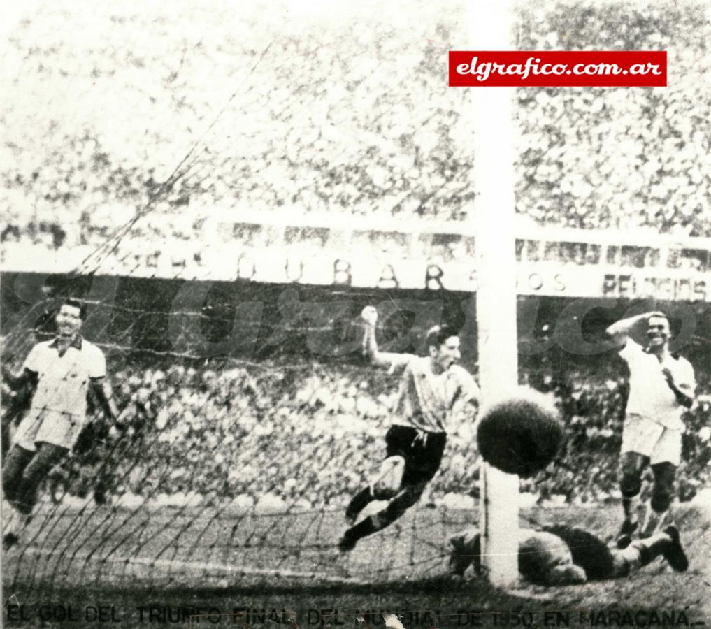 Imagen Alcides Ghiggia convierte el segundo gol y enmudece a un país. Fue el gol del triunfo uruguayo.