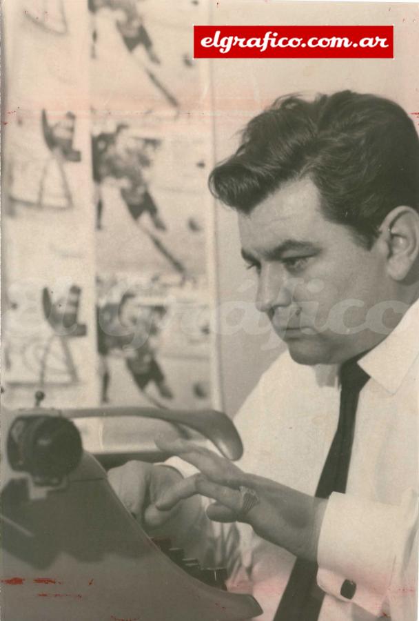 Imagen Ricardo Alfieri retrata a El Veco con su herramienta de trabajo en la redacción de El Gráfico en los años ‘60.