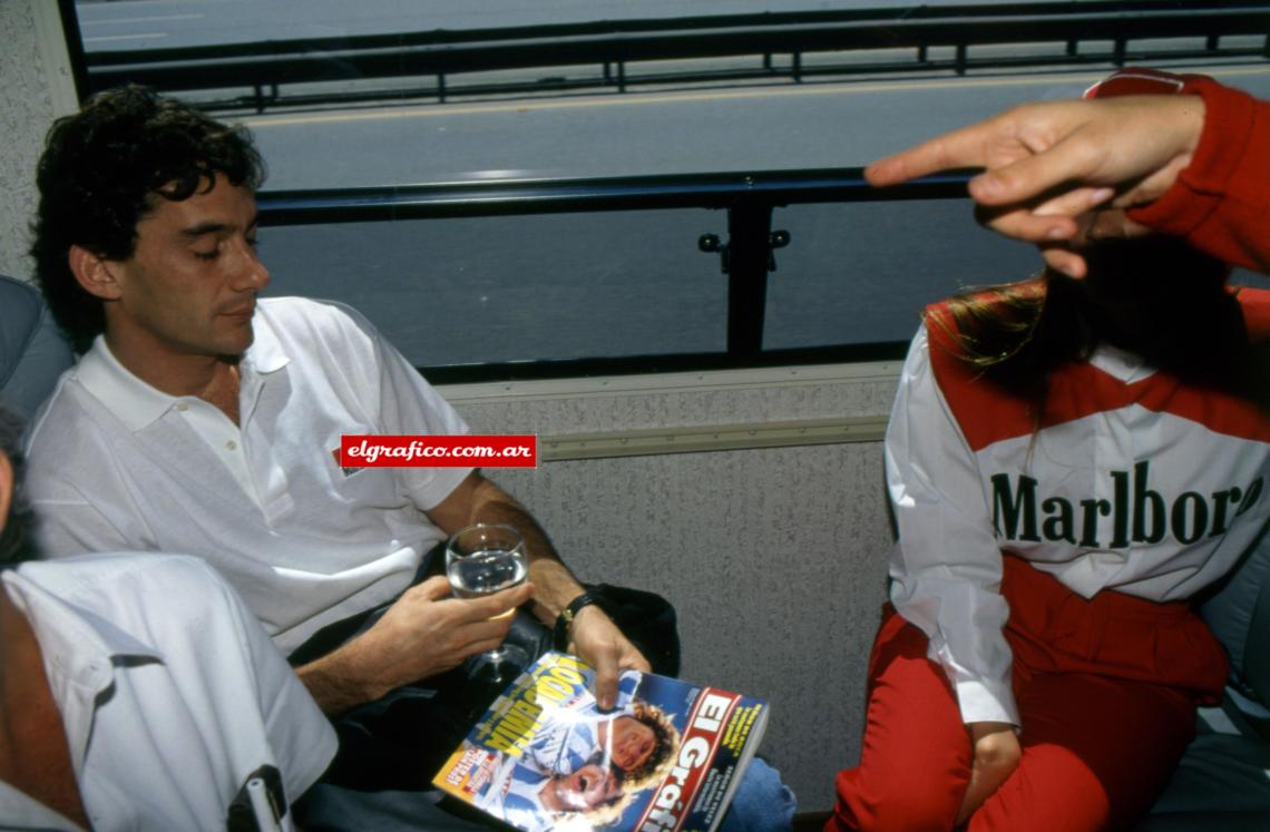 Imagen Ayrton Senna con El Gráfico en la mano. Dalla Líbera y Claudio García estaban en la tapa. Foto: Oscar Mosteirin.