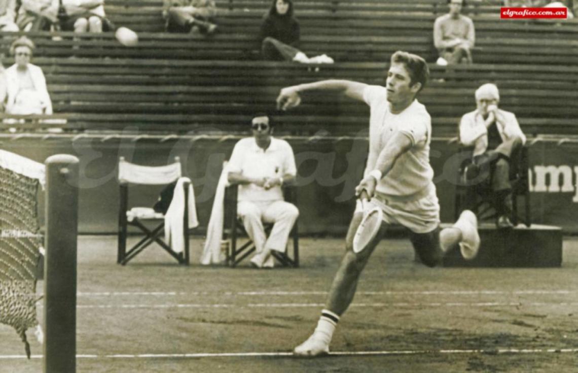 Imagen 1973. Vilas gana el primer título de su carrera en Buenos Aires, venciendo en la final a otra leyenda, el sueco Björn Borg, por abandono.
