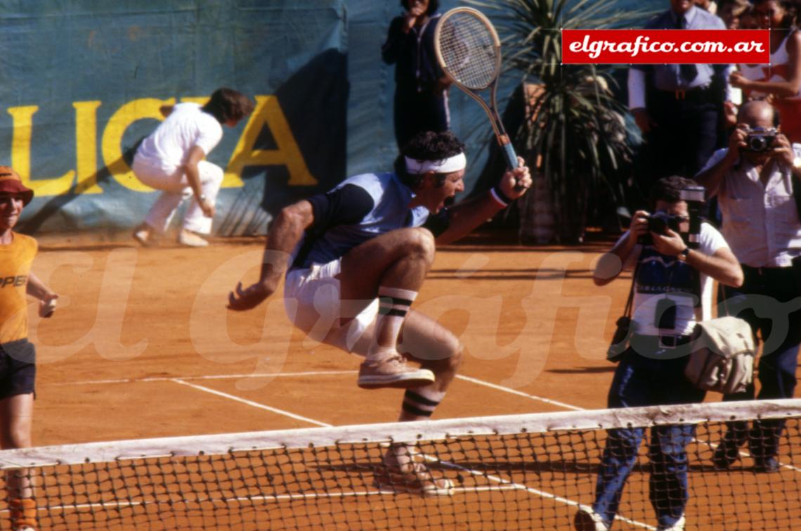 Imagen 1980. Uno de sus momentos más felices en el Buenos Aires L.T., cuando derrotó al n°1 del mundo John McEnroe por los cuartos de final de la Copa Davis.