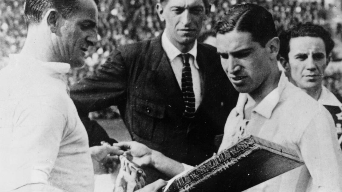 Imagen Los capitanes José Nasazzi de Uruguay y Nolo Ferreira de Argentina se intercambian regalos antes del partido.