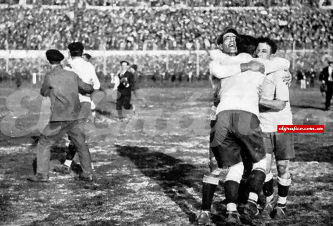 Imagen Acaba de terminar la final, los uruguayos son los primeros campeones mundiales de fútbol Lorenzo Fernandez, Pedro Cea y Héctor Scarone festejan abrazados.