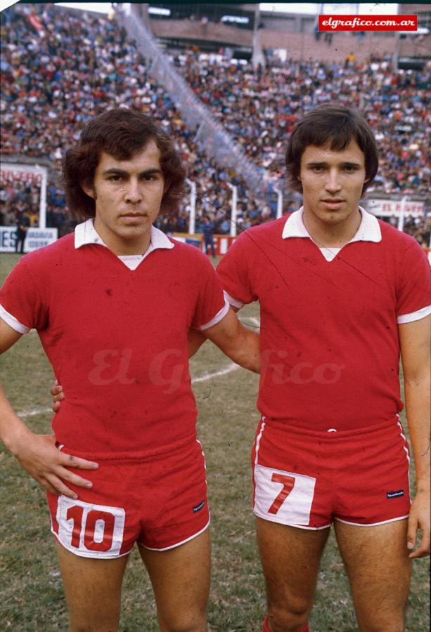 Imagen Eran dos pibes que jugaban de memoria. Juntos en Independiente ganaron tres Libertadores, tres Interamericanas y una Intercontinental. Ricardo Bochini y Daniel Bertoni, una sociedad inmortal.