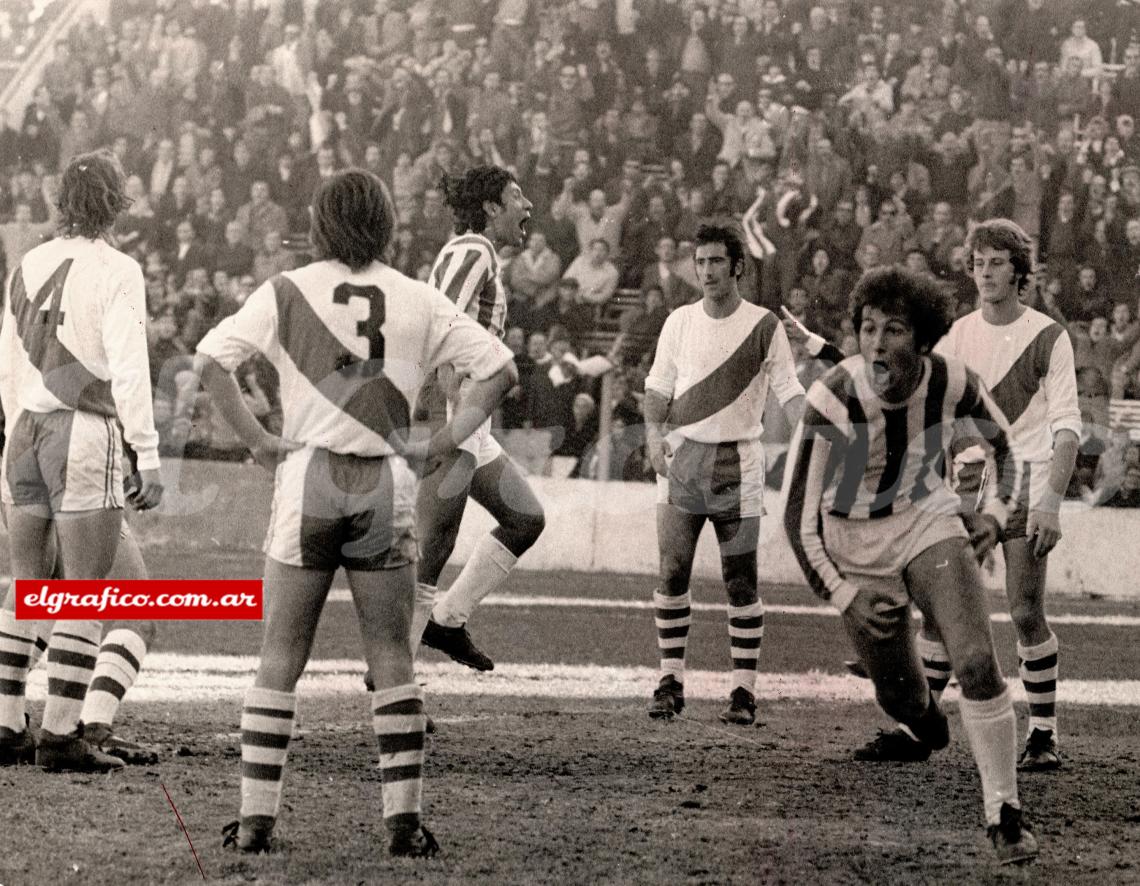 Imagen 1972. Marcándole un gol a River.