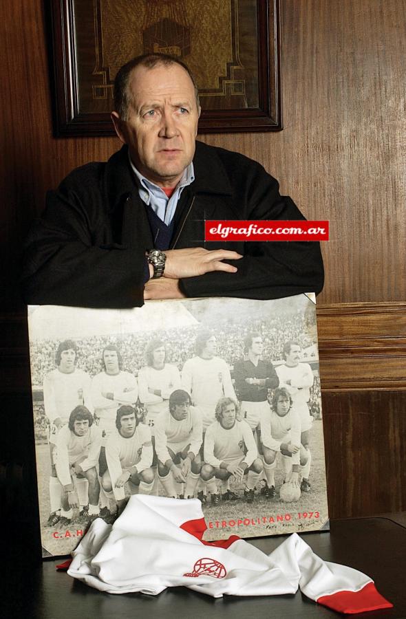 Imagen El inglés, en su nuevo despacho como presidente, con la camiseta histórica del 73 y la foto del equipo.