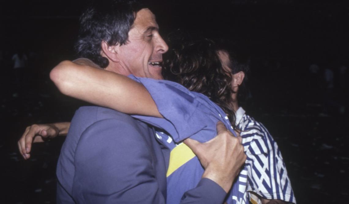 Imagen Abrazo uruguayo: Tabárez se abraza al Manteca Martínez en el festejo por el Torneo 1992.