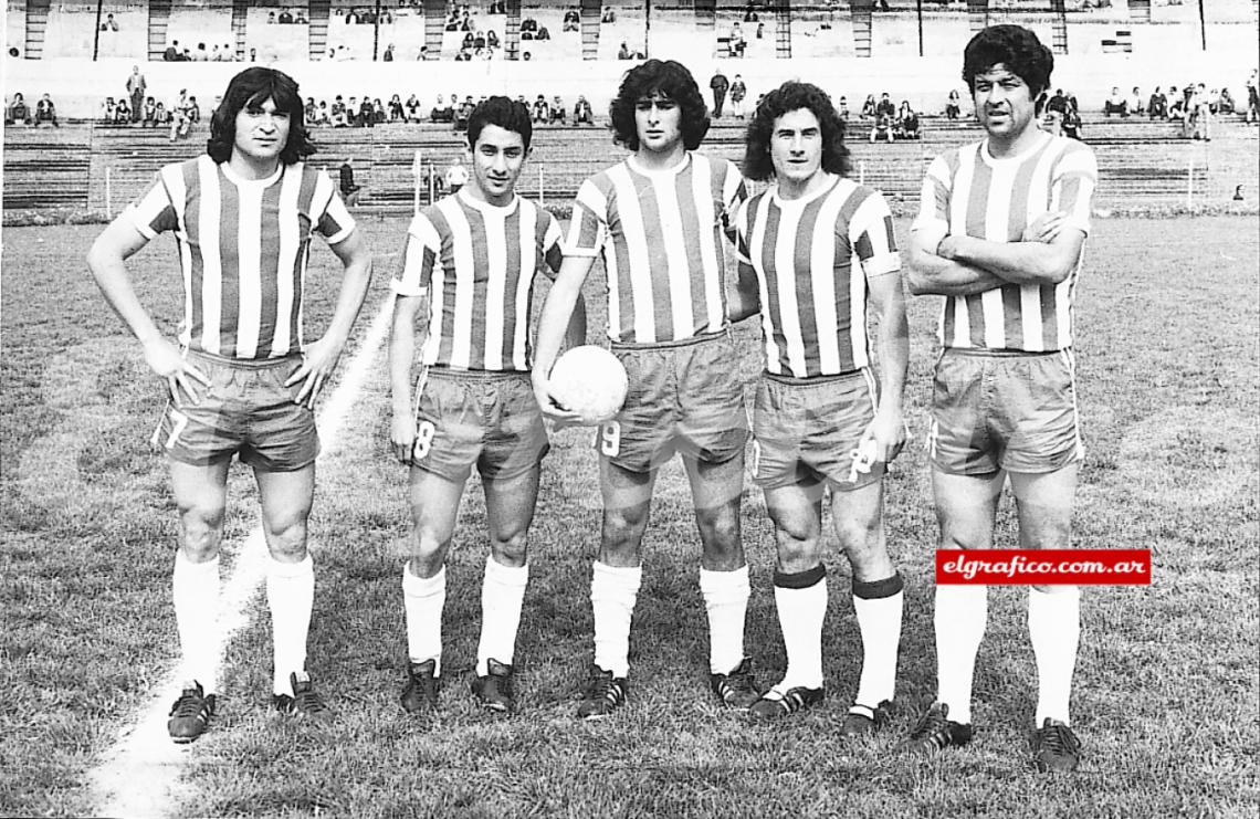 Imagen La delantera de Instituto 1973: Saldaño, Ardiles, Mario, Beltrán y Willington.