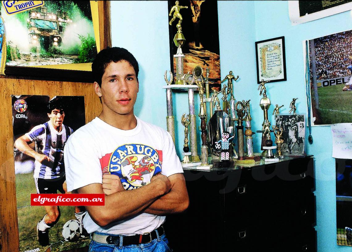 Imagen En su cuarto, sus primeros trofeos y el póster de Diego. Foto: Hector Maffuche