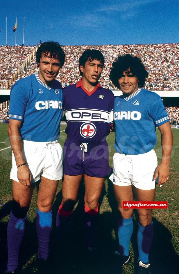 Imagen Capos. Junto a Passarella y Maradona, en un Napoli-Fiorentina. Abrieron fronteras.
