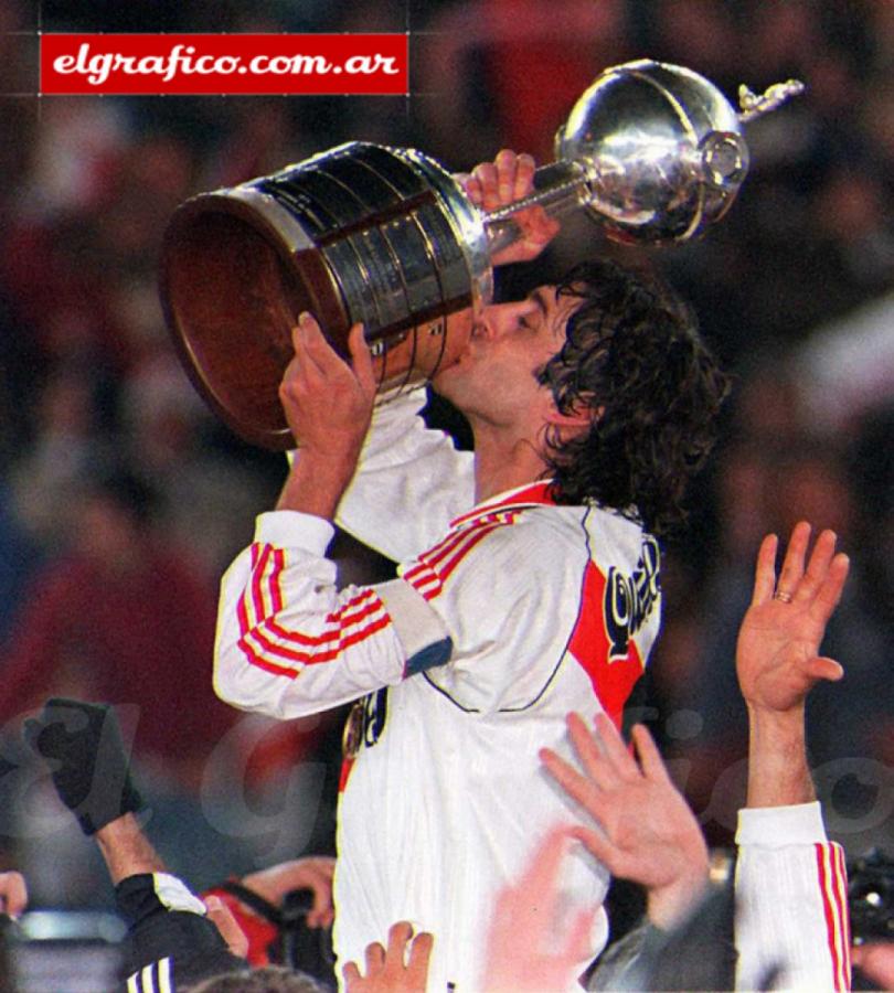 Imagen Al fin. El capitán levanta la ansiada Libertadores en 1996. 