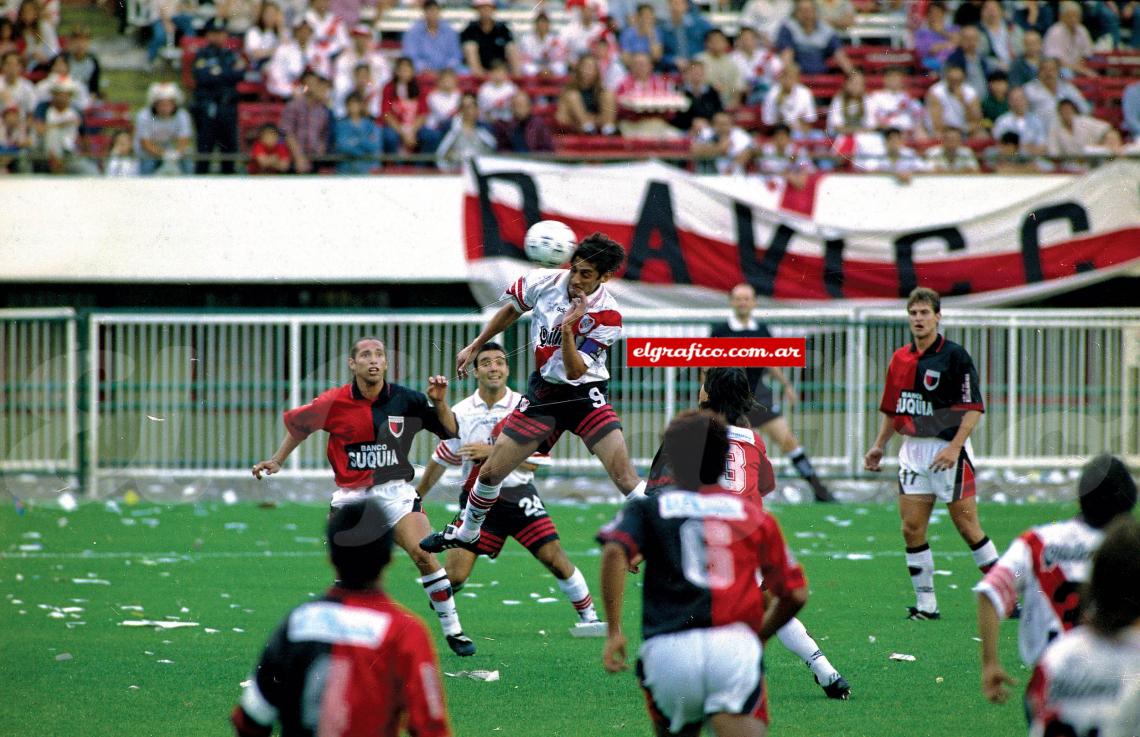 Imagen Último gol, a Colón, Apertura 97. En sus dos últimos partidos ganó títulos.