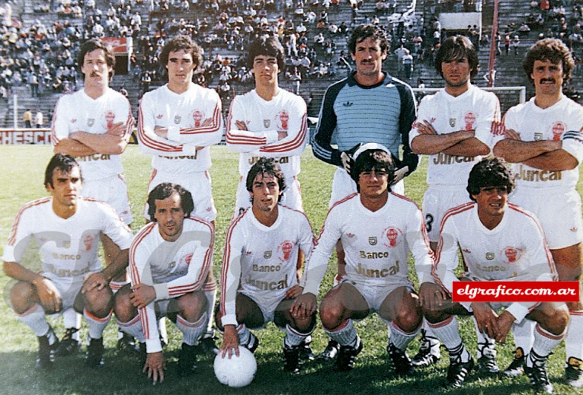 Imagen 1983: PRIMERA DE HURACÁN. Arriba: Martínez, Angeletti, De Felippe, Vidallé, Bottari, Cortés. Abajo: Dabroski, Vidal, Morresi, el Turco García y Mario Zanabria