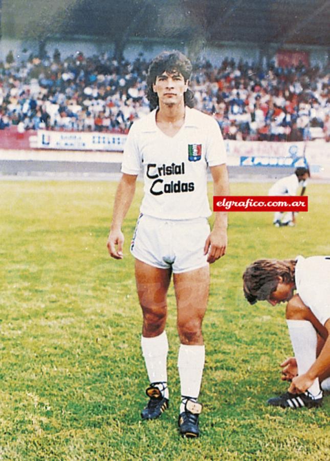 Imagen 1986: Con la camiseta del Cristal Caldas. Tardivo, que dirigía las inferiores de Huracán, se fue a dirigir al club colombiano y lo llamó. Después su entrañable Bahía Blanca (Villa Mitre y Olimpo), Arsenal y San Telmo empezarían a abrirle nuevos caminos.