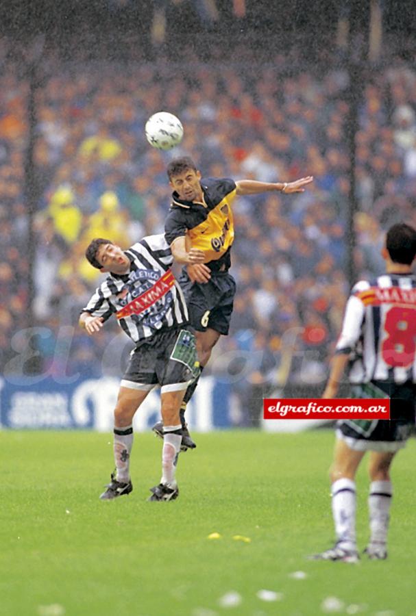 Imagen En la cancha Wálter es impasable. Fecha 15 del Apertura 98, Boca, agónicamente con el gol de Palermo, supera a Talleres por 2 a 1 y abraza el Título.