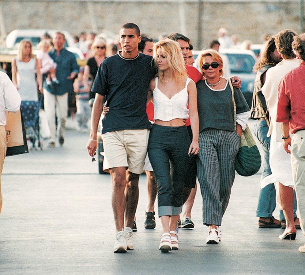 Imagen Un paseo con su novia Beatriz por Saint Tropez. Desde el Mundial ’98, pocas veces puede caminar tranquilo.