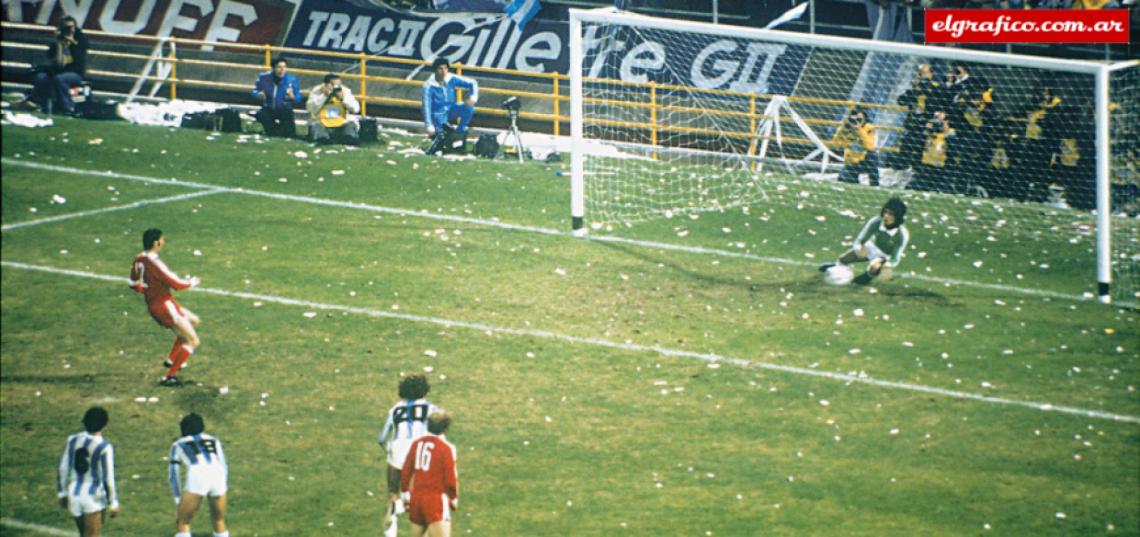 Imagen 1978. Fillol adivina el palo y le ataja el penal al legendario polaco Kazimierz Deyna. Fue en el primer partido de la 2da ronda, al final ganaría Argentina 2 a 0 con goles de Mario Kempes.