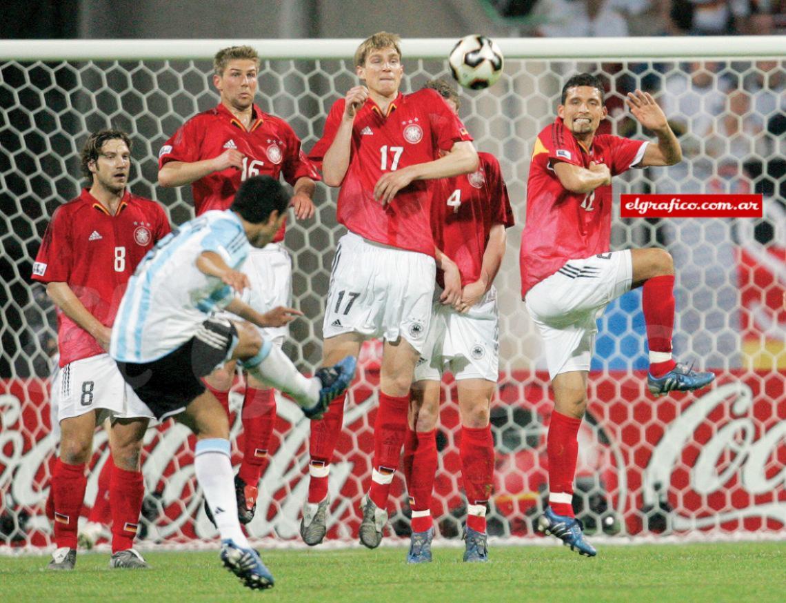 Imagen Golazo a Alemania en la Copa Confederaciones 2005. Toda la magia de Román para hacer una joya de un tiro libre.