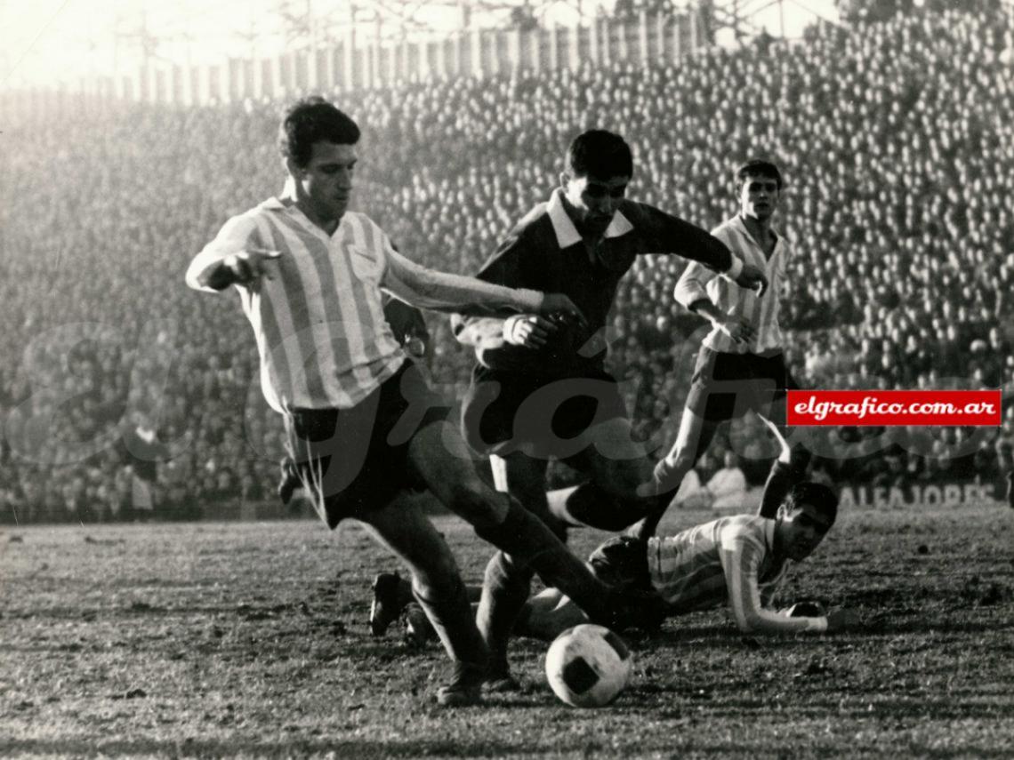 Imagen 1965. Basile saliendo del fondo, detrás, su socio en la zaga Roberto Perfumo. En el futuro serían los primeros campeones intercontinentales de Argentina con el equipo de José.