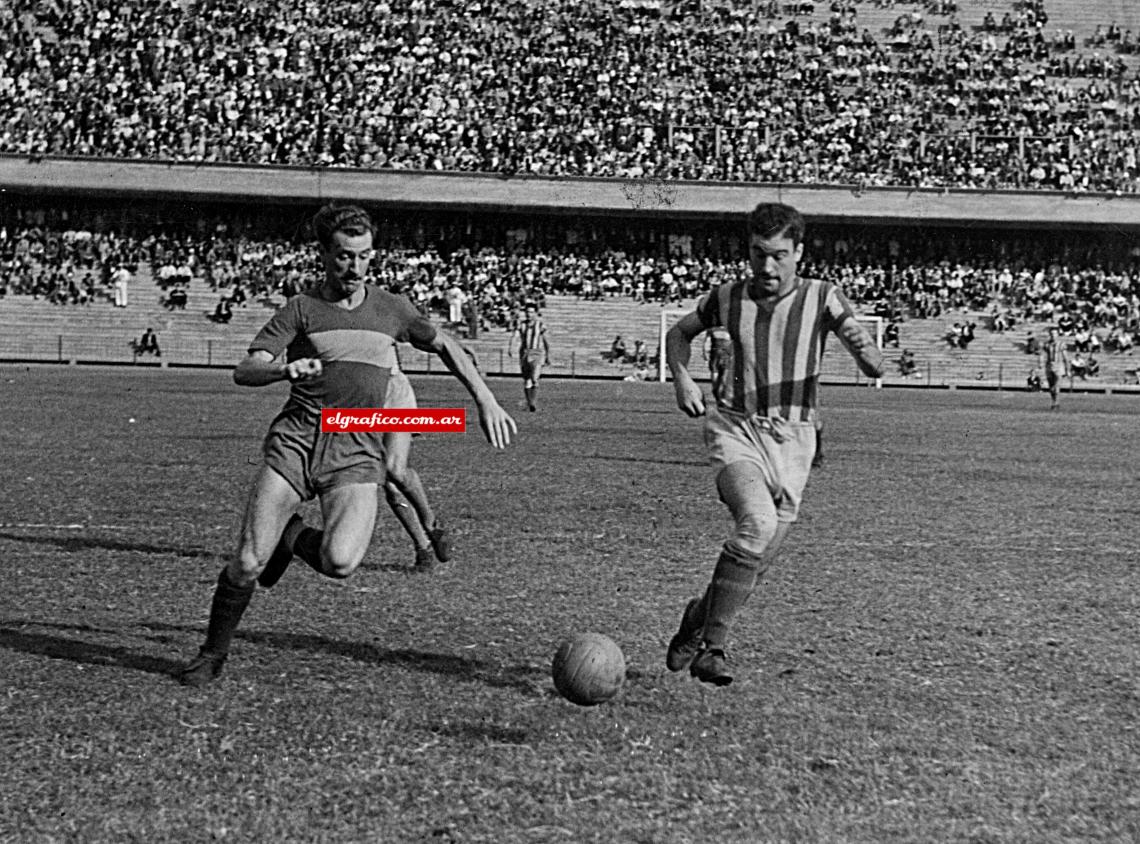 Imagen 1945. Mario Boyé avanza con el balón dominado