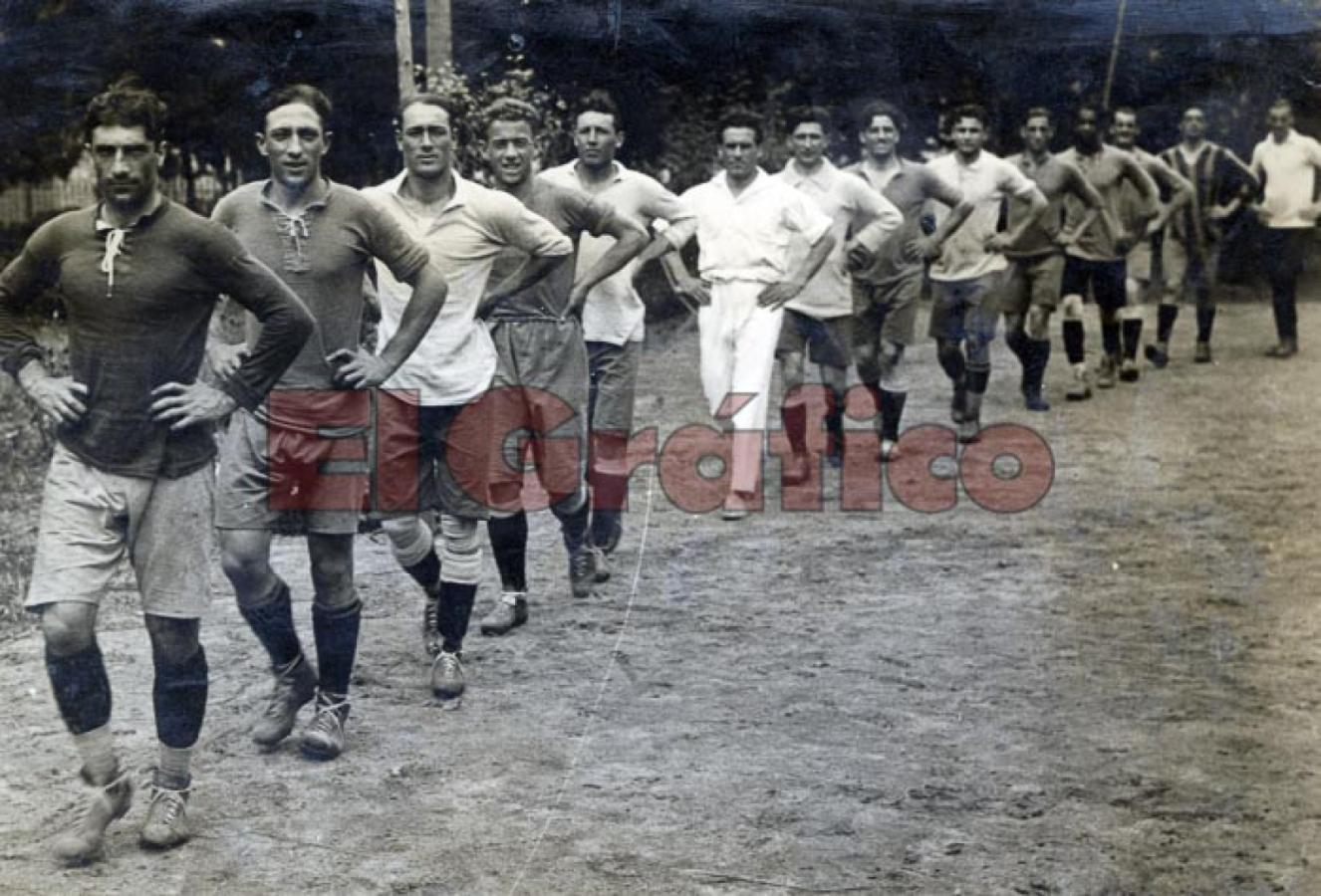 Imagen La selección uruguaya del sudamericano de 1923, que lograría dos medallas de oro y un campeonato del mundo