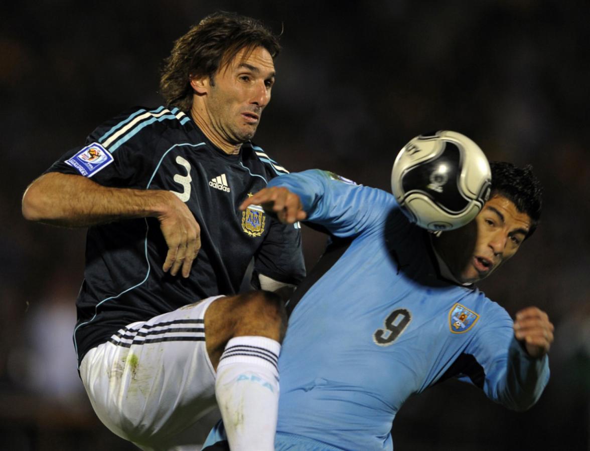 Imagen Schiavi contra Uruguay, su último partido en la selección. Foto AFP.
