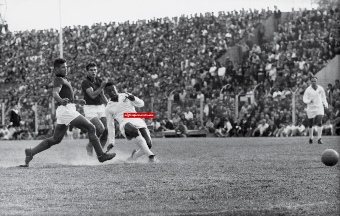 Imagen Pelé, en el Santos, enfrentando a Colón