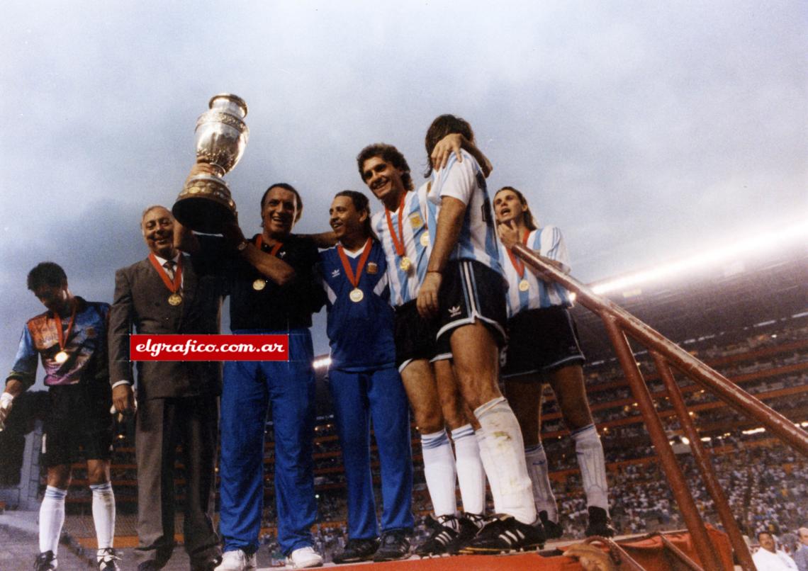 Imagen Alfio Basile con al ansiada Copa en las manos. Es su segundo título al mando de la Selección.