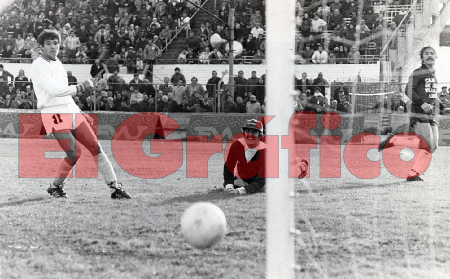 Imagen "Burru" con la camiseta de Arsenal, partido contra Chicago en 1981.