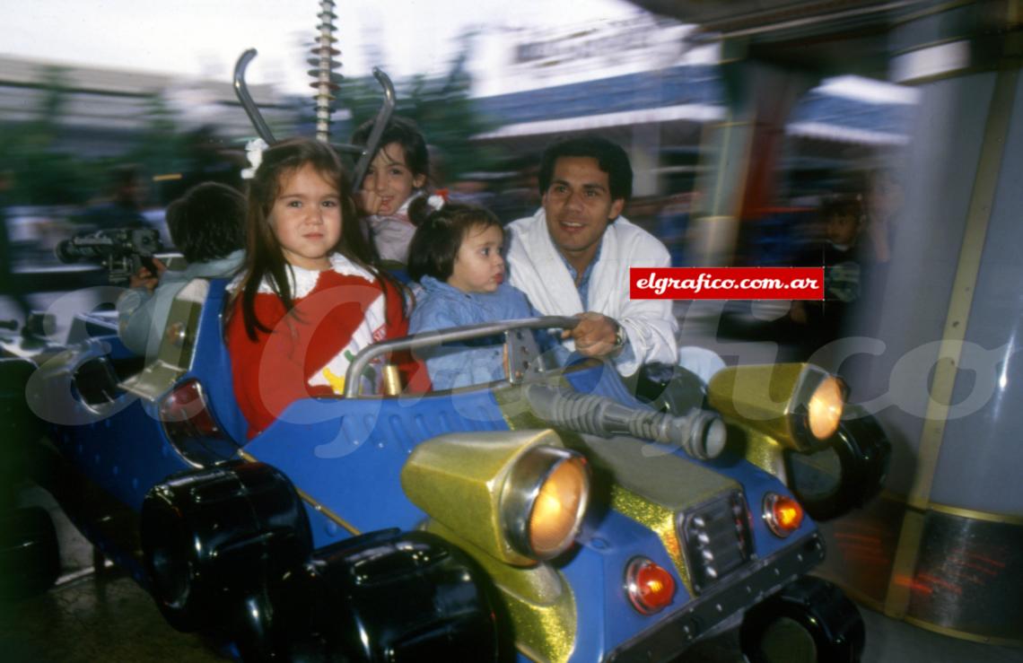 Imagen El uruguayo disfruta de su familia en un parque de diversiones.