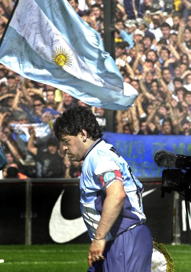 Imagen Maradona sale a la cancha para jugar su partido homenaje (AFP)