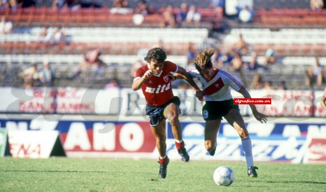 Imagen Enfrentando a Independiente. Claudio Paul jugó en River 53 partidos y marcó 8 goles.
