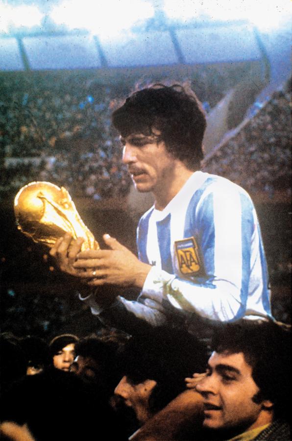 Imagen El capitán Campeón del Mundo de 1978 con la ansiada Copa en sus manos.