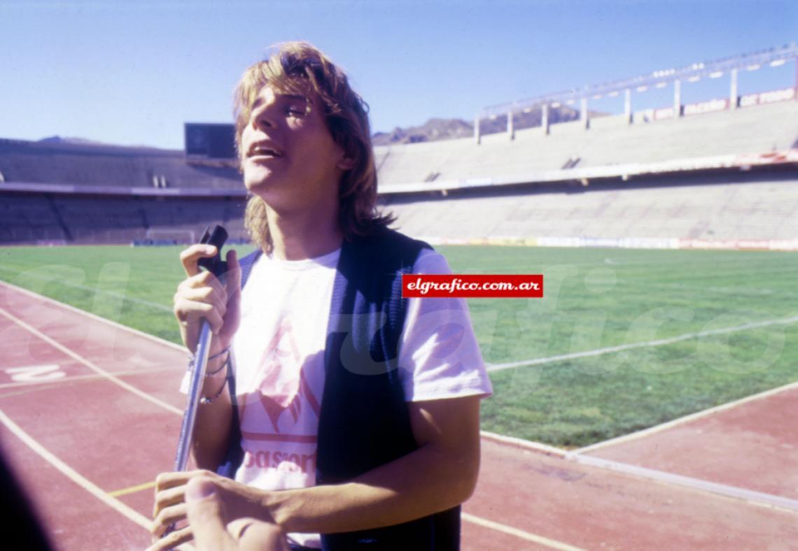 Imagen 1987. Agarrando un micrófono preparado para la ceremonia inaugural en el Estadio Olímpico de La Paz, cuando jugó el Torneo Preolímpico: Claudio imitó a The Cure y Sting, sus preferidos.