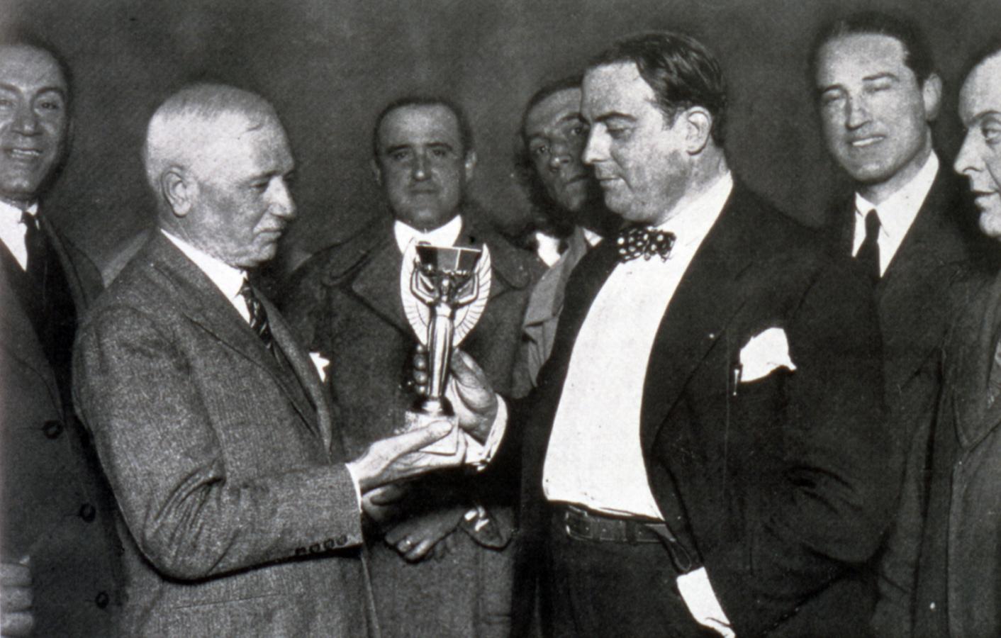 Imagen Jules Rimet entregando la copa al presidente de la AUF Raúl Jude