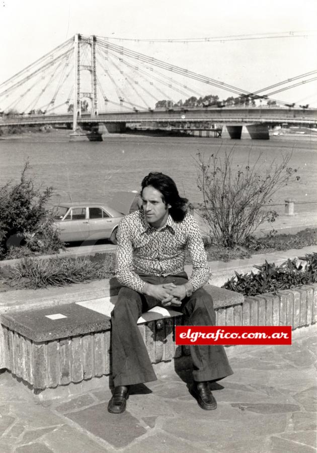 Imagen La tradicional postal santafesina con el venerable paisaje del Puente Colgante. 1974, en Unión, fue el año de su gran consagración. Ahora lo quiere 