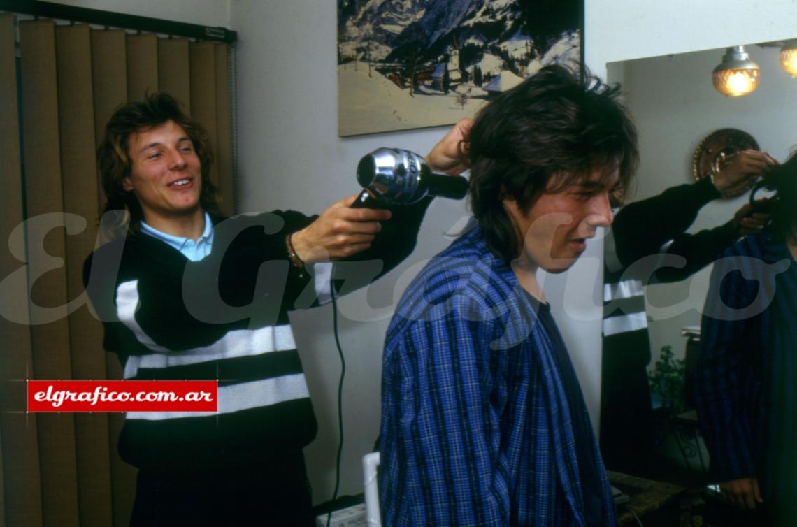 Imagen Un Caniggia auténtico, como siempre: secándole el pelo a su hermano menor Diego.