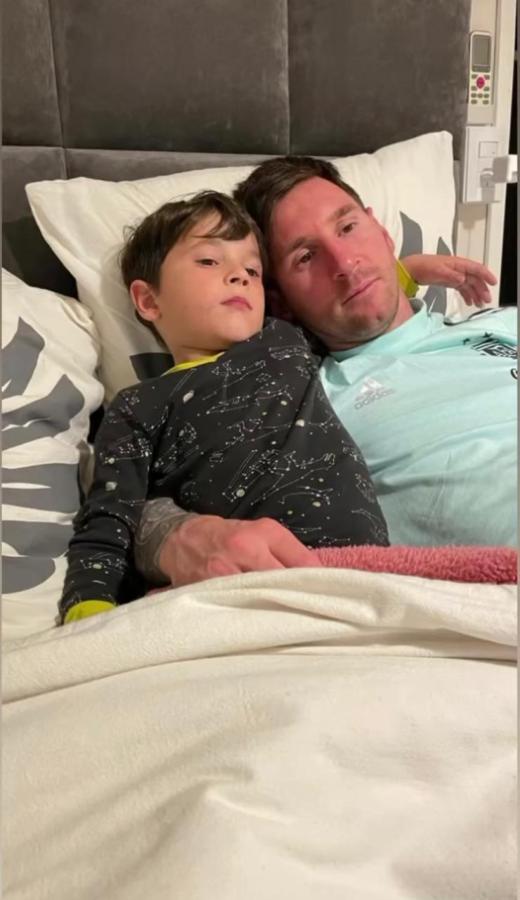 Imagen Messi y su hijo del medio Mateo, en pleno descanso en Rosario. Imagen: Instagram Antonela Roccuzzo.