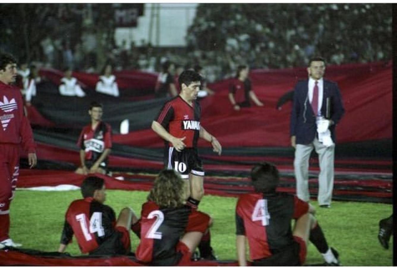 Imagen 1993: Maradona es presentado en Newells. De fondo, un Scaloni niño.