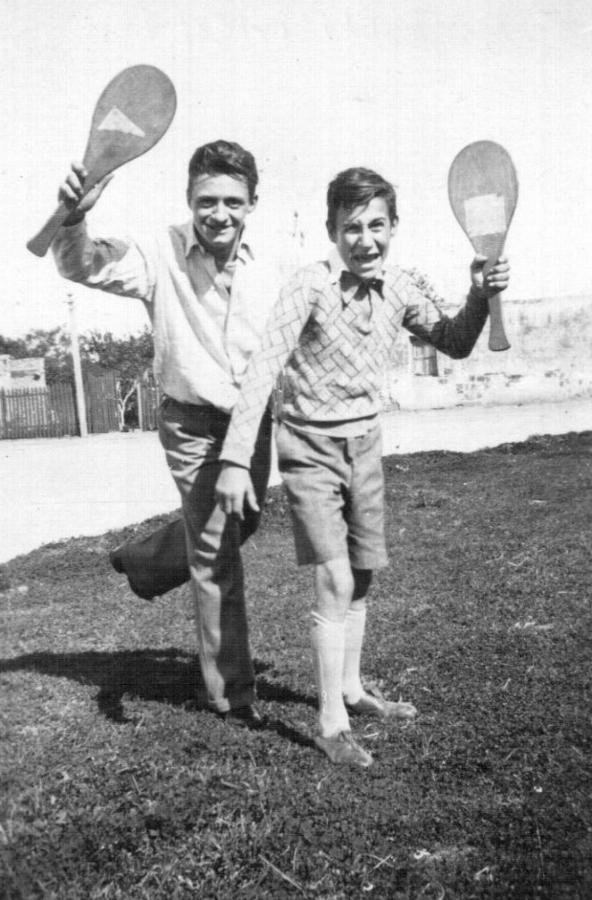 Imagen Curiosa imagen de Mario Benedetti en su juventud bromeando con una paleta. De chico jugaba de arquero.