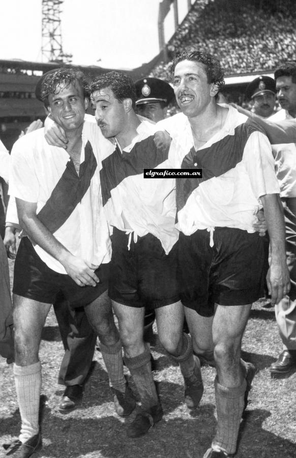 Imagen Con Vairo y Walter Gómez, vuelta olímpica en la Boca. 1955. 
