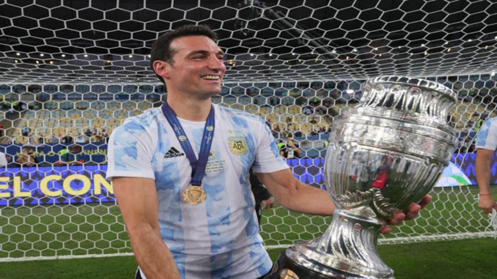 Imagen Scaloni levanta la Copa América