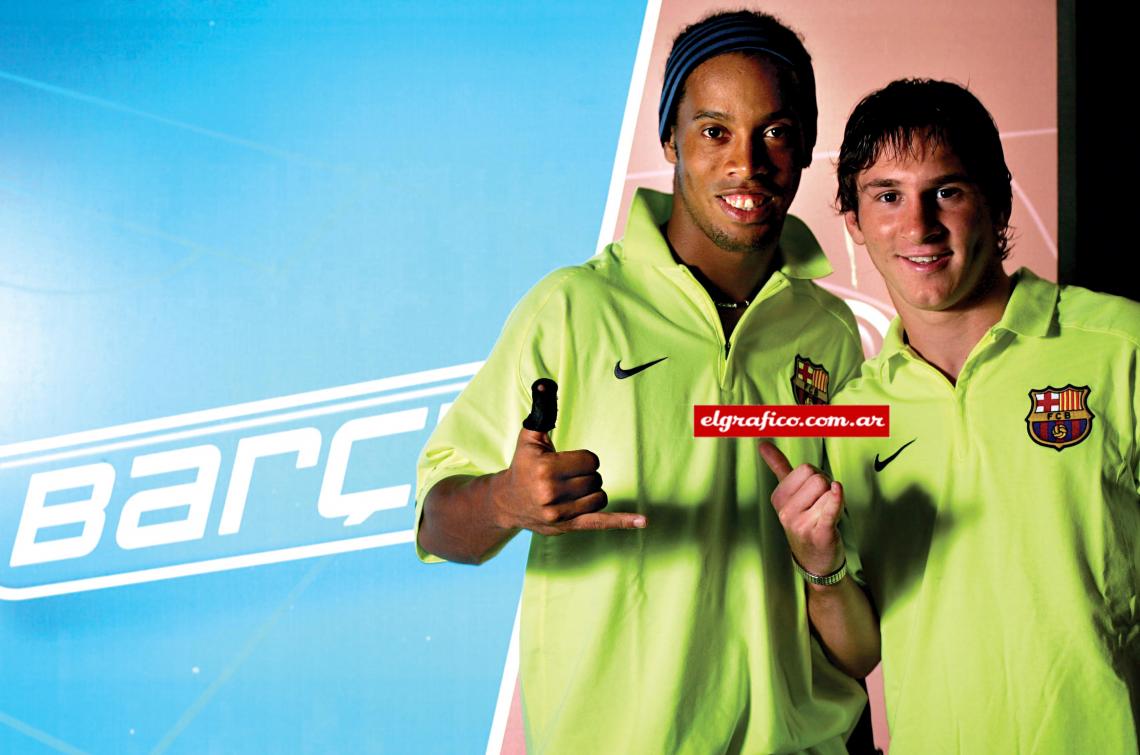 Imagen Octubre 2005. Con Ronaldinho tengo una gran amistad. Acá le pedí que posara para la tapa de El Gráfico.
