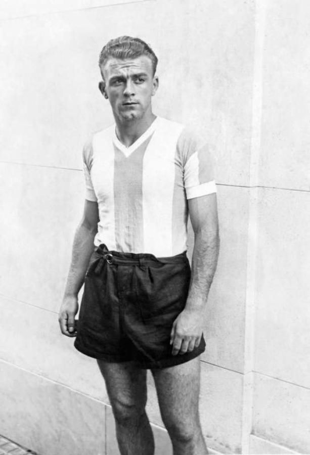 Imagen Con la celeste y blanca consiguió su único título con el seleccionado argentino en el Sudamericano de Guayaquil en 1947, aportando seis goles a la conquista.