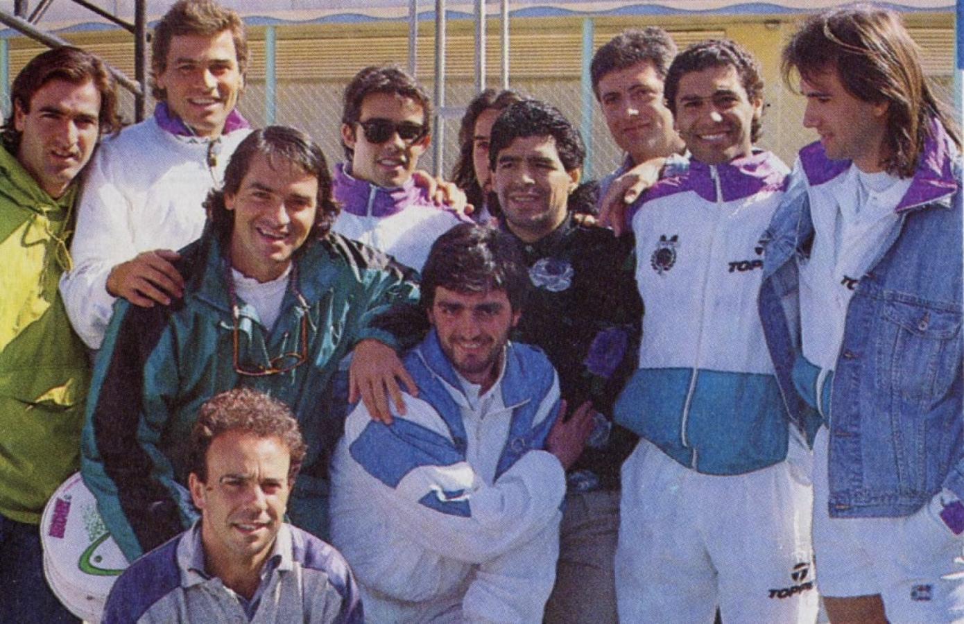 Imagen Diego Maradona, rodeado por todos en el Mundial de pádel de 1992. Foto: Paddle Magazine.